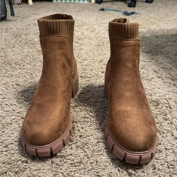 Chelsea Boots NWOT!! - Picture 5 of 6